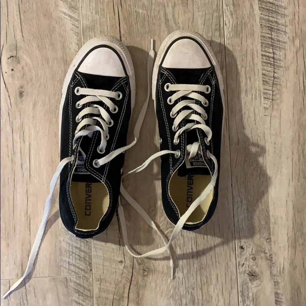pair of black converse